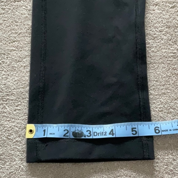 Lululemon size 6 black high rise pant - Picture 3 of 8